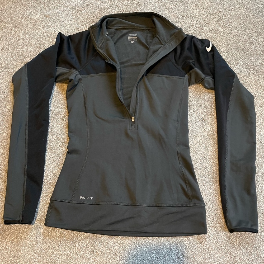 Nike Dri-Fit zipper front workout top. xs = extra small. Color: black/gray.